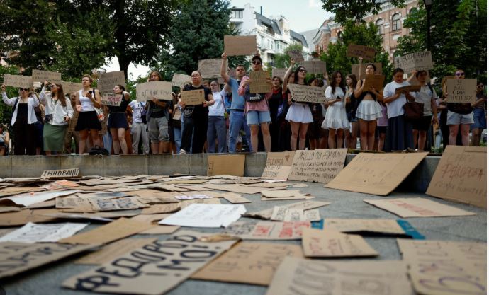 Ukrainasit protestojnë për ditën e dytë, kërkojnë zëvendësimin e shefit të ushtrisë