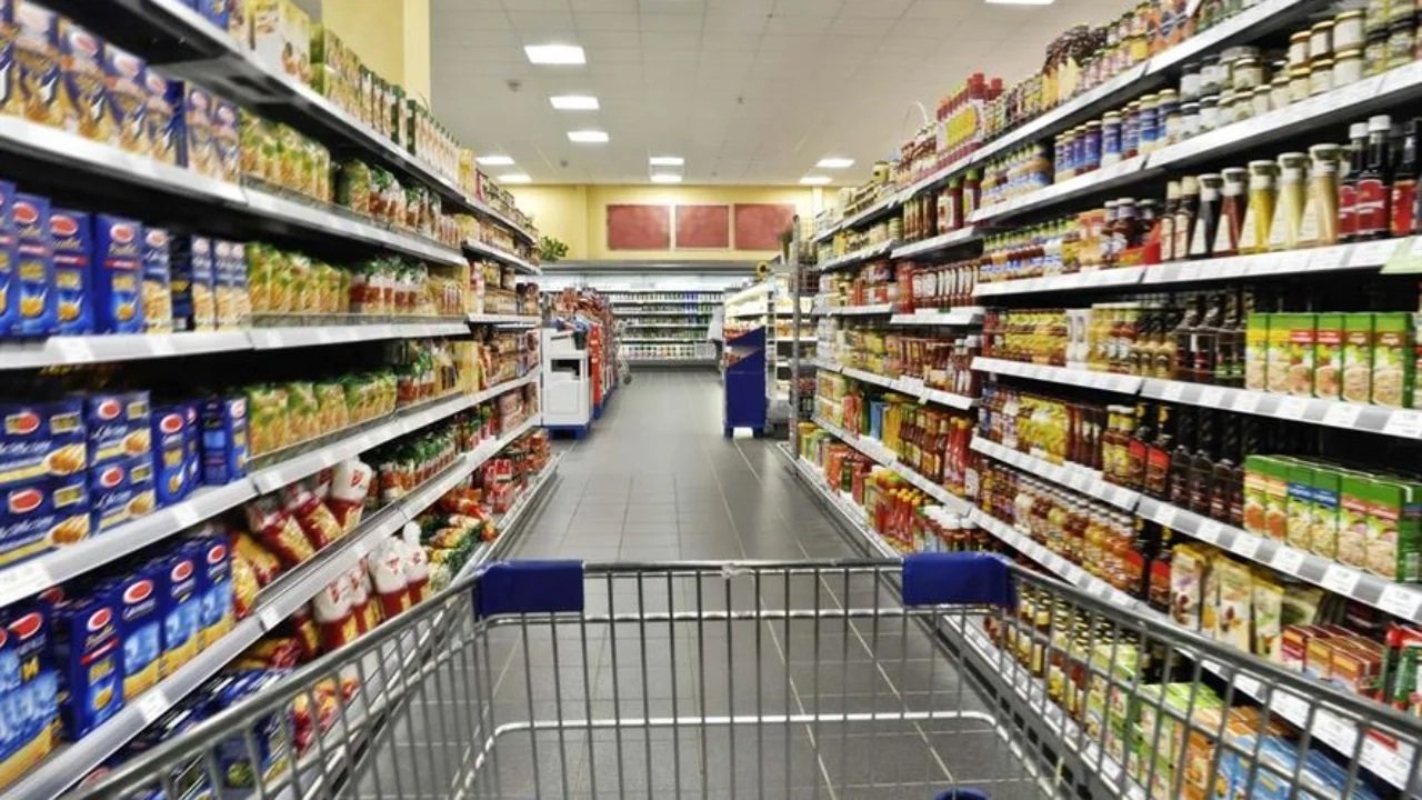 Punonjësja pa eksperiencë parandalon ‘pa dashje’ grabitjen e supermarketit… nuk dinte të hapte arkën e parave