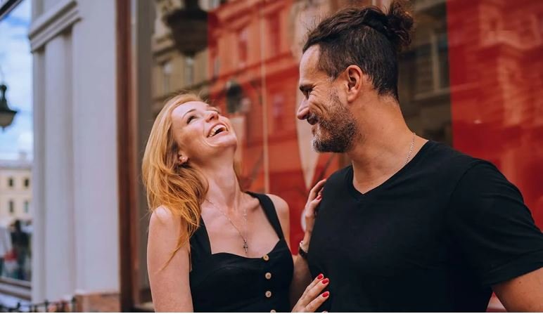 Sekreti i çifteve të lumtura? Zakoni i thjeshtë që mund të forcojë dashurinë dhe të përmirësojë jetën seksuale