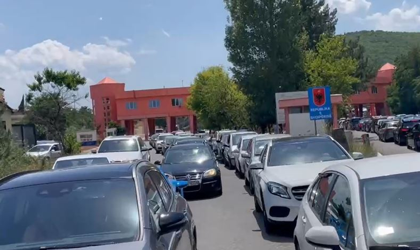 Paralizohet Qafë Thana  qytetarët presin deri në 3 orë për të kaluar kufirin