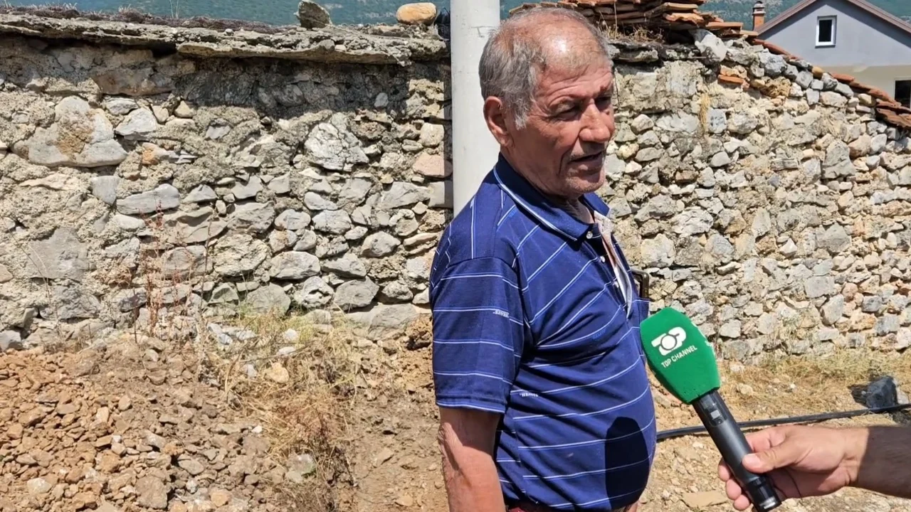 Fshati Morin në Kukës mbetet pa ujë në ditët e nxehta, banorët riparojnë vetë ujësjellësin
