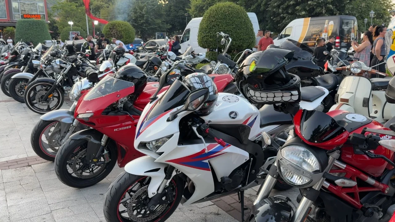 Pogradeci “pushtohet” nga motorët, mbi 1 mijë motoristë marrin pjesë në eventin Moto Fest