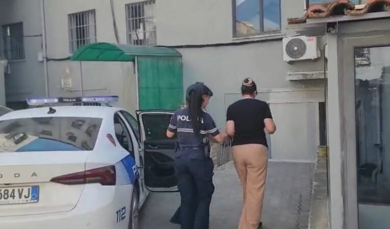 Vodhën dhjetëra miliona lekë të pensioneve – Nis në Gjykatën e Durrësit seanca për ish-drejtoreshën dhe dy zyrtaret e Postës