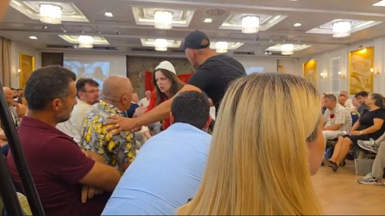 Përplasjet në Kuvendin Kombëtar, burri kërkon të ulet mes organizatorëve, disa persona shkojnë ta ndalojnë