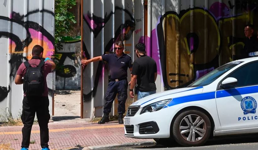 Horror në Athinë! Gjenden pjesë trupi brenda një valixheje, policia rrethon zonën