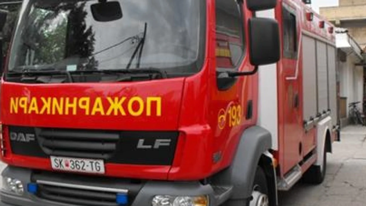 Temperaturat e larta dhe korrjet shtojnë intervenimet e zjarrfikësve