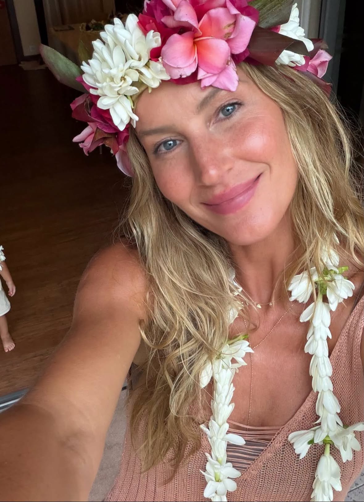 Gisele Bundchen ndan momente të rralla familjare nga pushimet në Tahiti, shfaq edhe djalin e vogël