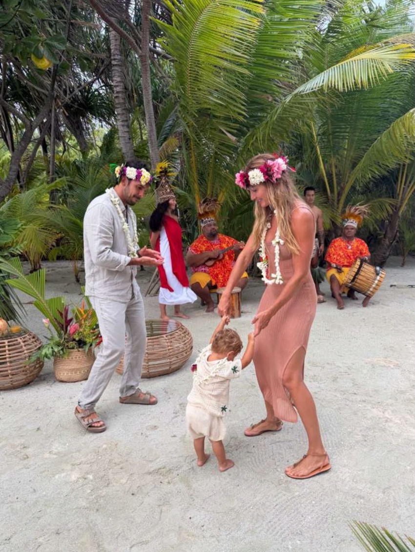 Gisele Bundchen ndan momente të rralla familjare nga pushimet në Tahiti, shfaq edhe djalin e vogël 2 Image