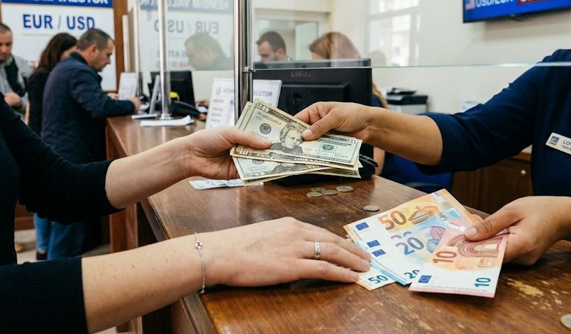 Kërkoi këmbimin e 600 dollarëve në euro, paratë ishin të falsifikuara