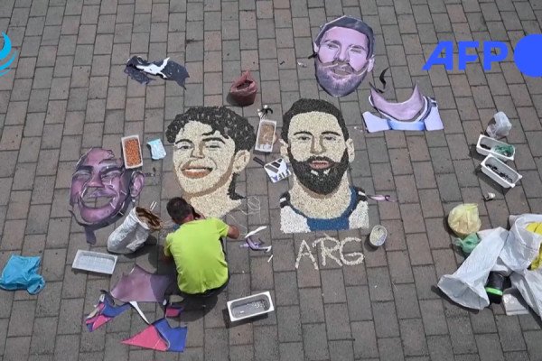 Artisti gjakovar krijon mozaikun e veçantë me Messin dhe Yamal para finales së Botërorit
