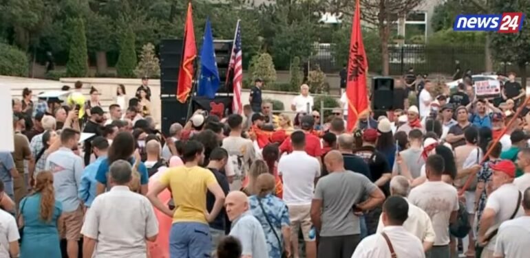 Pas marshimit në rrugët e Tiranës, mbyllet protesta e 50, qytetarët përsërisin thirrjen: Rama jepe dorëheqjen!