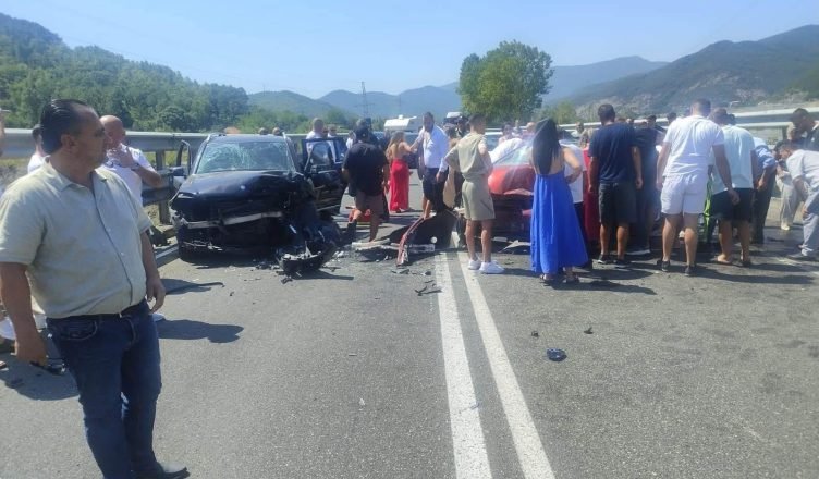 Aksident në Rrugën e Kombit, përplasen dy automjete, dy të plagosur