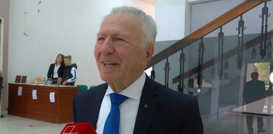 “Rama gjarpër me shtatë koka”/ ‘Shpërthen’ artisti: E ka humbur fare orientimin