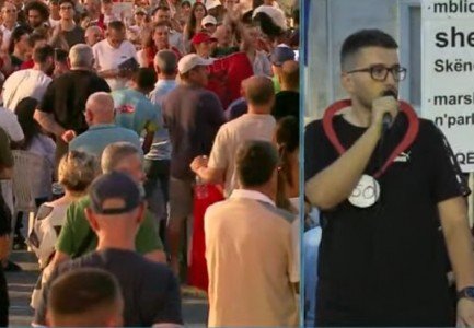 “Kemi 50 ditë që na shajnë dhe ofendojnë!”- Aktivisti dekoron ‘protestuesit’ me medalje