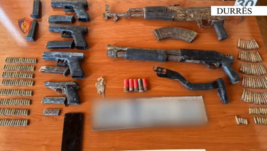 Zbulohet arsenal armësh në Manzë  arrestohet 20 vjeçari