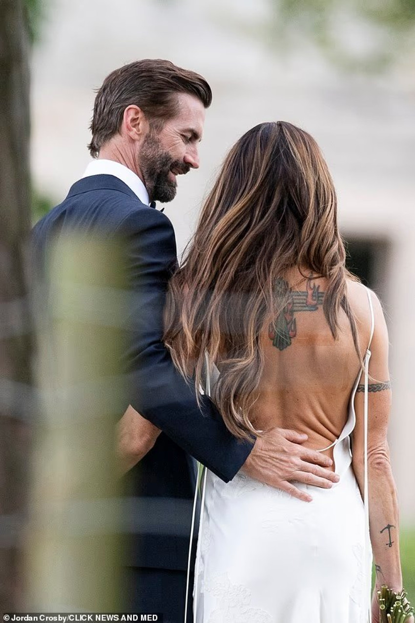 Mel C, 52 vjeç, duket e mrekullueshme me një fustan nusërie 2 Image