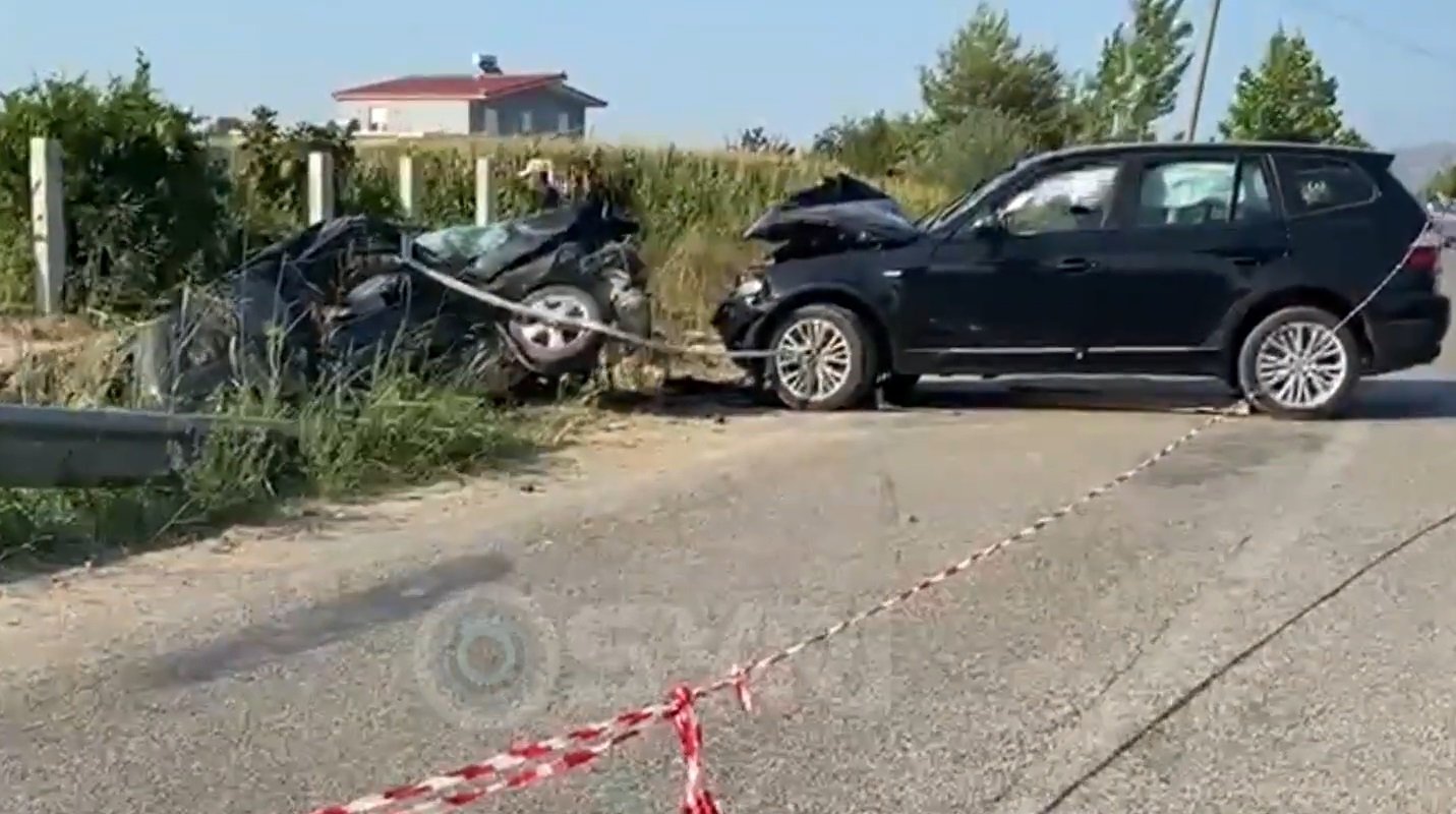 Makinat përplasen ‘kokë më kokë’ në Çermë-Divjakë, 1 viktimë dhe 5 të plagosur, mes tyre fëmijë