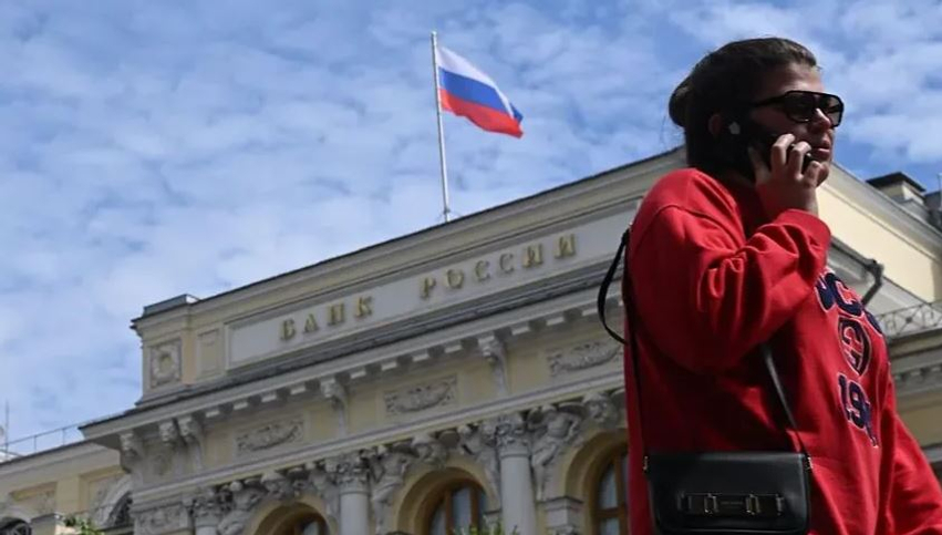 Rusët po i rikthehen parasë cash  ndërprerjet e internetit dhe presioni fiskal godasin ekonominë