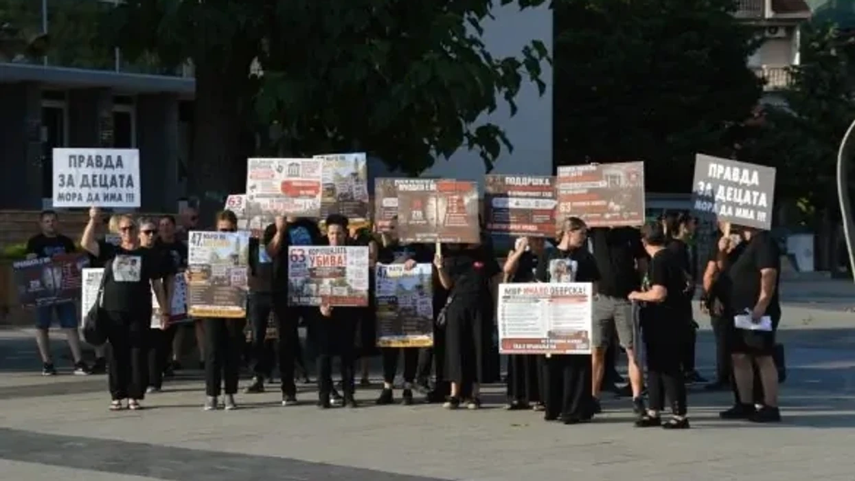 Sërish u protestua për viktimat e Koçanit, prindërit kërkuan përgjegjësi për lëshimet që çuan në tragjedi