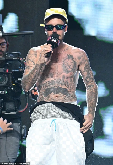 Justin Bieber shfaq fizikun e tij në performancën para finales së Kupës së Botës