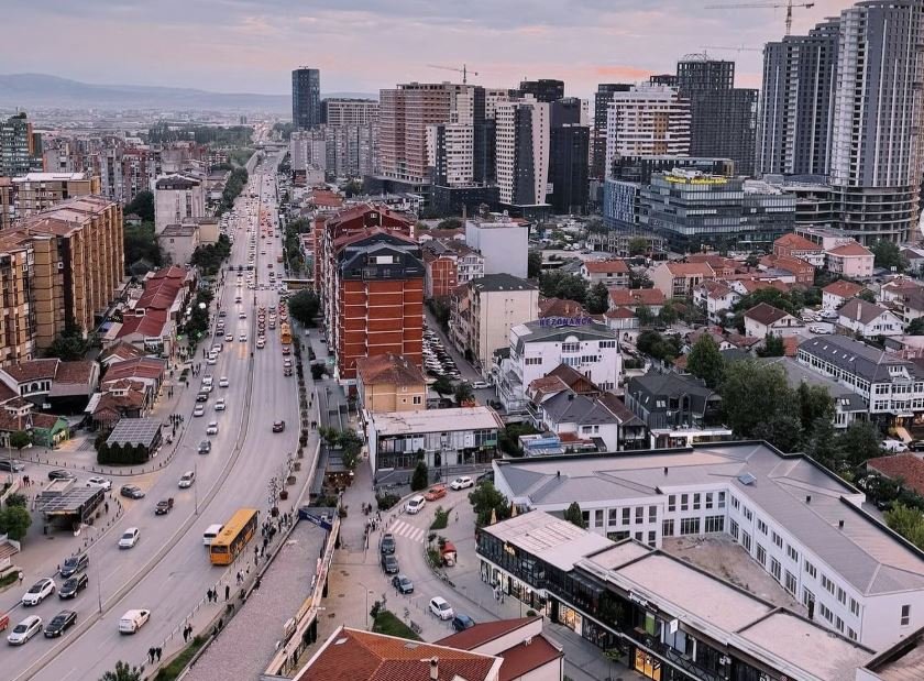 Familjarët rrahën mes vete në Prishtinë, lëndohet një grua – arrestohen katër persona 