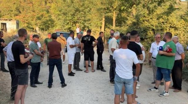 “36 vite pa investim”/ Banorët e Malbardhës dalin në protestë për rrugën e amortizuar: Në dimër bëhet e pakalueshme