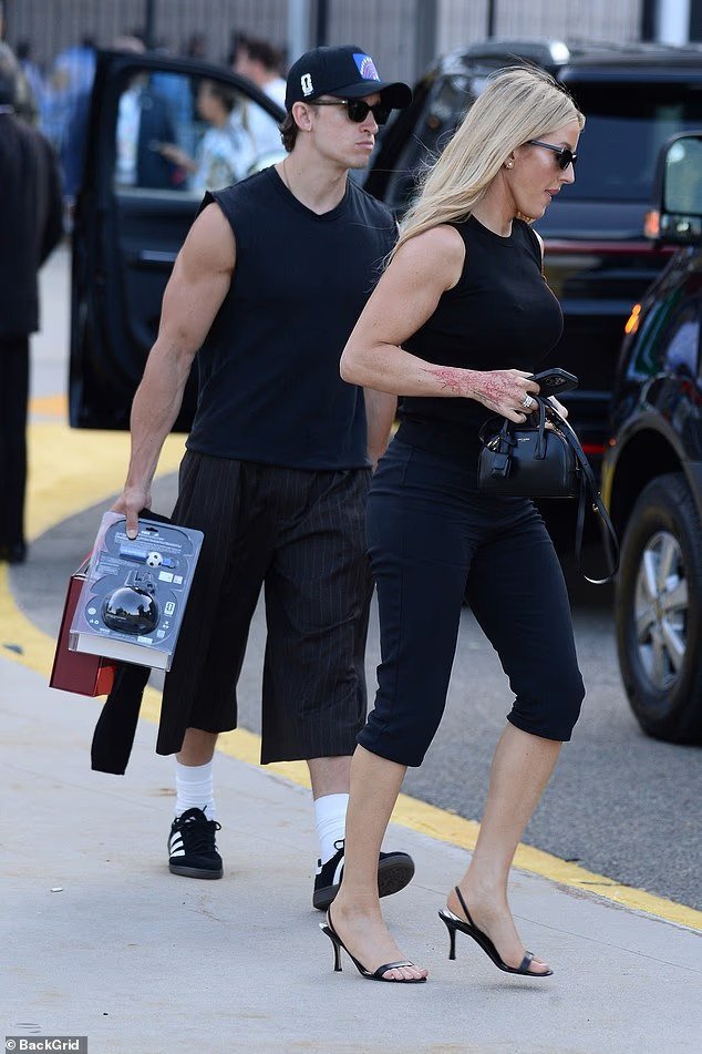 Ellie Goulding dhe Beau Minniear shijojnë finalen e Kupës së Botës nga tribunat