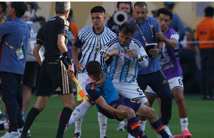 Tensione pas finales, Paredes kacafytet me Gavin dhe Garcian