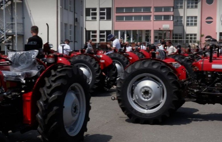 65 fermerë të Pejës përfitojnë traktorë të rinj