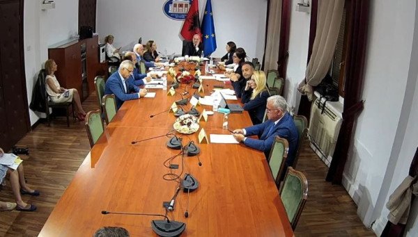 ​“Spastrimi etnik i Kosovës” dhe Paunoviq trazojnë Kuvendin e Shqipërisë