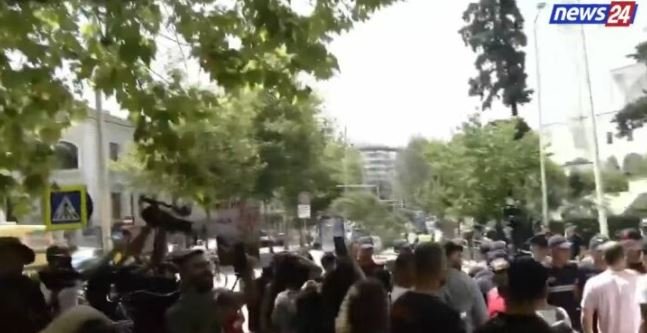 Protesta para Kuvendit/ Pritet mbërritja e deputetëve, qytetarët zhvendosen te hyrja kryesore, këndojnë në kor: Parlament i krimit!