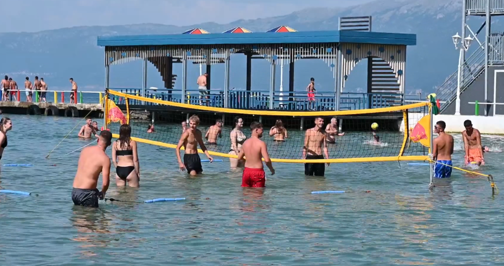 Liqeni dhe klima e freskët tërheqin turistët, Pogradeci mbushet me pushues