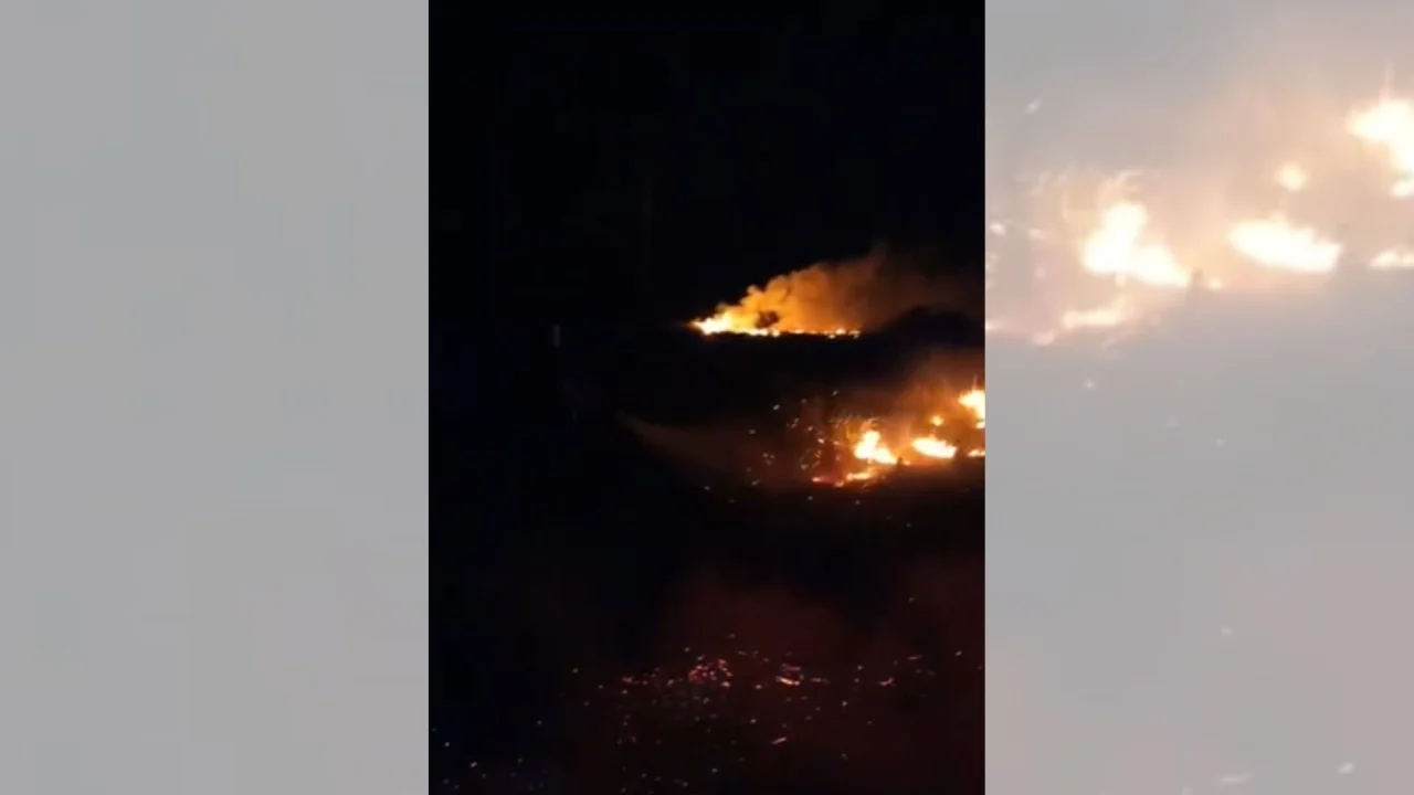 Zjarri përgjatë autostradës Vlorë–Fier ende aktiv, shpërndahet tymi në zonë, lehtësohet qarkullimi i mjeteve