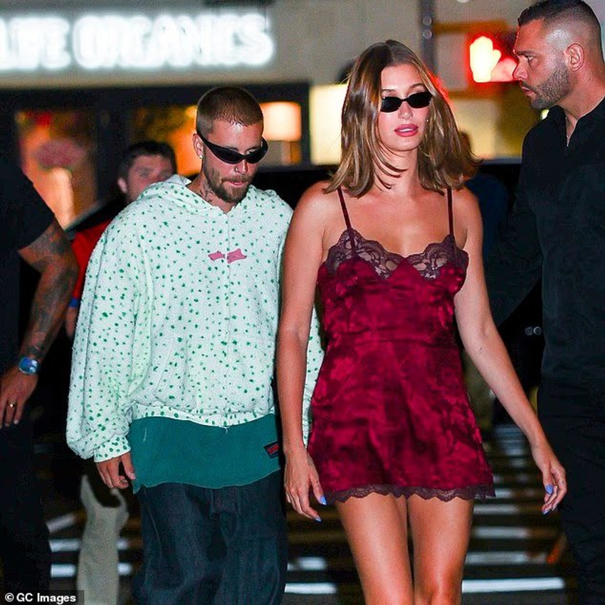 Hailey Bieber mahnit në mbrëmjen me Justinin, shfaqet me një veshje sensuale në stilin “boudoir” 2 Image