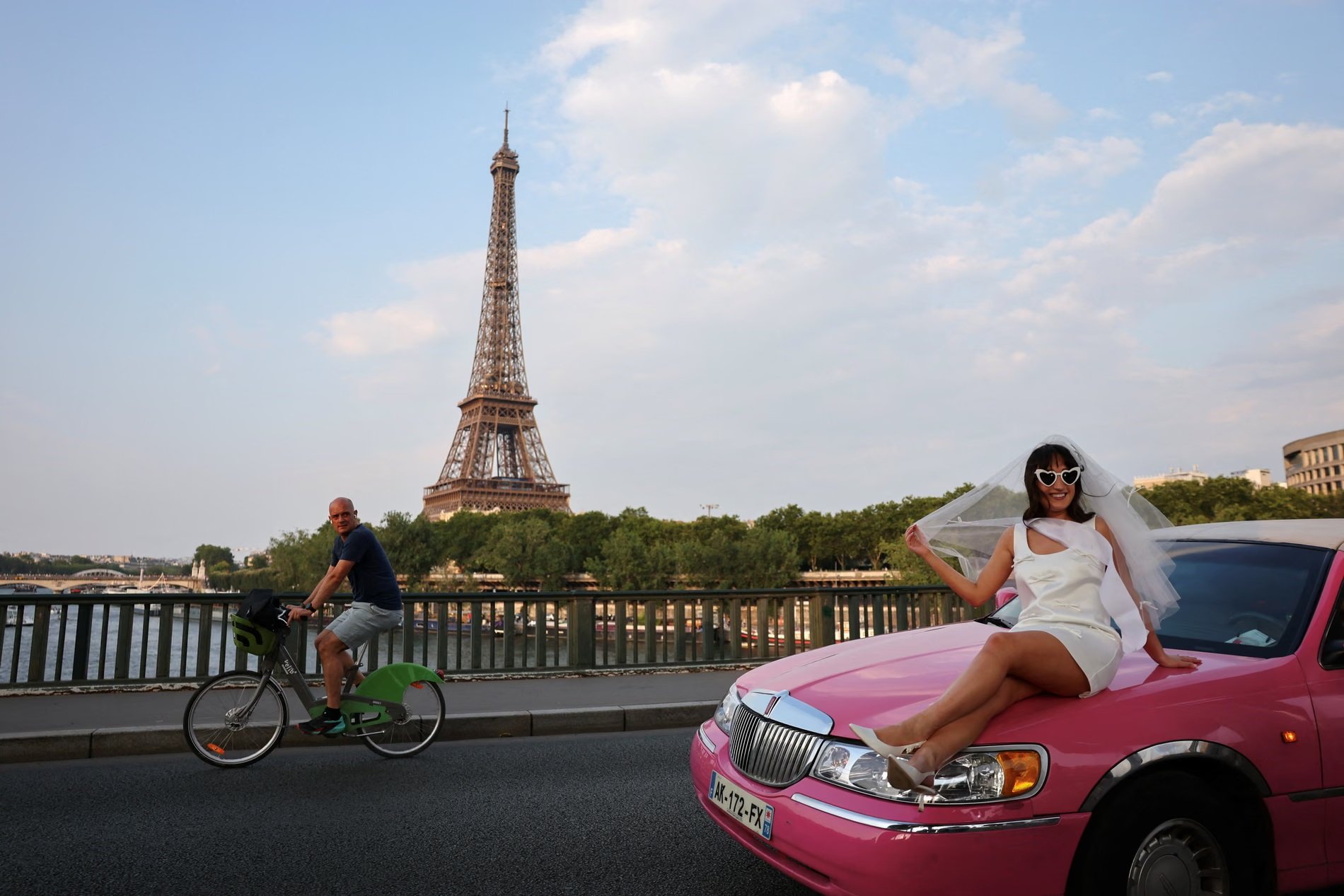 Paris, Franc&euml;

Nj&euml; nuse e ardhshme pozon mbi kofanon e nj&euml; makine n&euml; ur&euml;n Pont de Bir-Hakeim, me Kull&euml;n Eiffel...