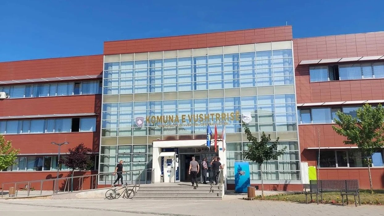 Pas vdekjes tragjike të tre qytetarëve, Vushtrria shtyn koncertet e 