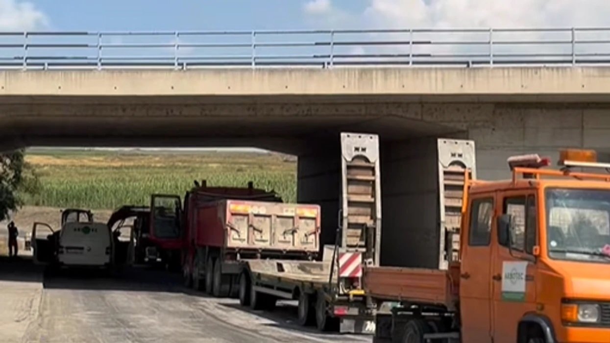 Zgjidhet problemi i ujërave në nënkalimin e Mazgitit, nis ndërhyrja për sanimin e rrugës