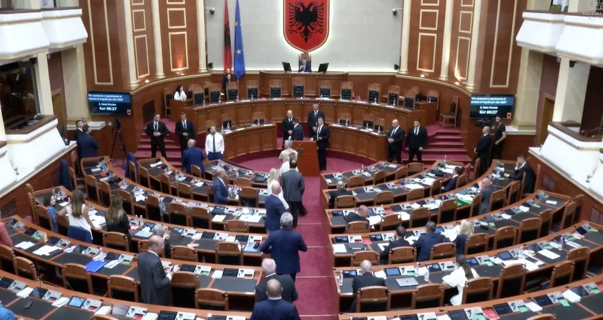 Tensione në Kuvend, deputetët e PD bllokojnë foltoren dhe nuk lejojnë të raportojë Avokati i Popullit, ndërpriten punimet