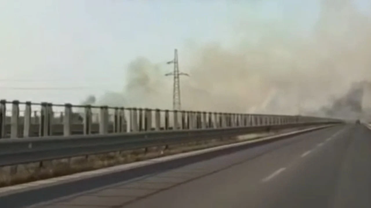 Zjarr përgjatë autostradës Fier–Vlorë/ Tymi mbulon zonën, vështirësohet qarkullimi i automjteve