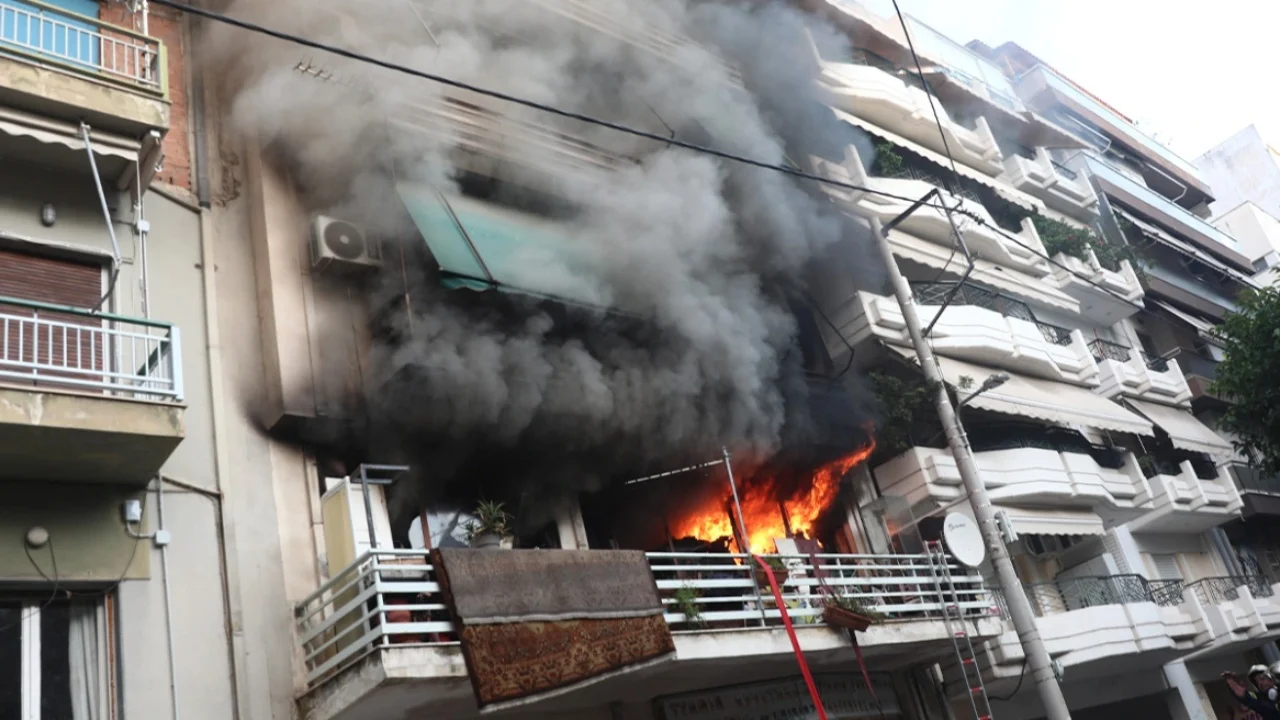  Zjarr masiv në një apartament në Greqi, evakuohen banorët, raportohet edhe për shpërthime