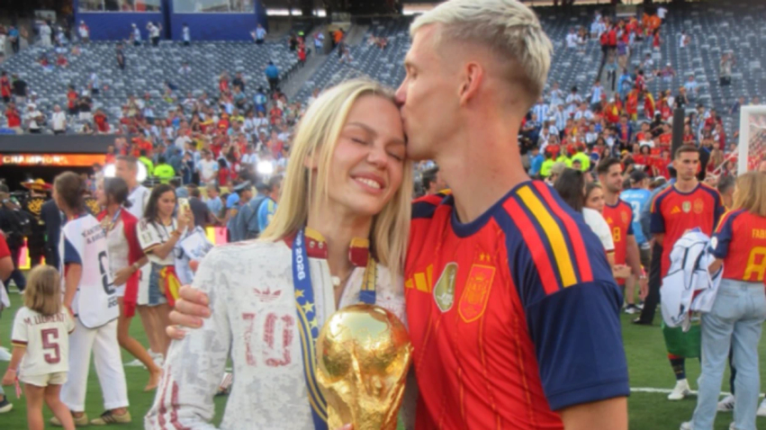 Dani Olmo festoi Kupën e Botës në krahët e të dashurës   momenti romantik që mori vëmendjen