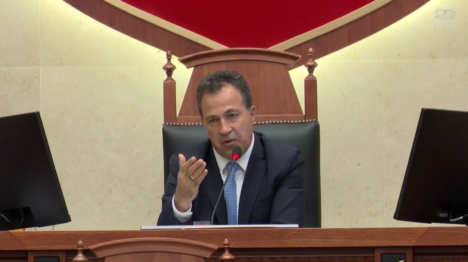Bllokimi i foltores nga demokratët, mbyllet seanca plenare, kryetari Peleshi: Rendi i ditës nuk ndryshon siç doni ju