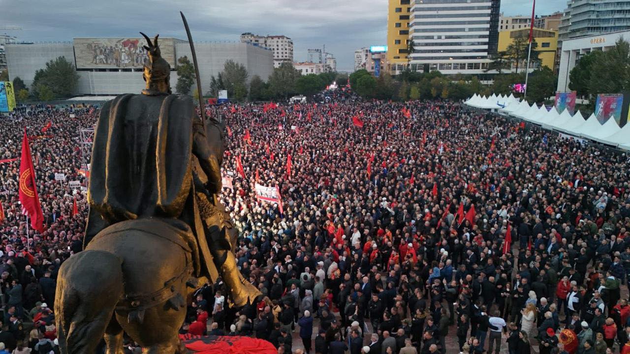 51 ditë revoltë! Shqiptarët nuk ndalin rezistencën, kërkojnë dorëheqjen e Edi Ramës: Shqipëri e re!
