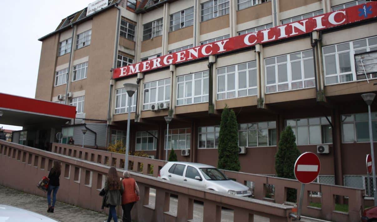 “Mos luani me brisqe”, kirurgu i QKUK-së ngre alarmin: Tre të plagosur brenda 24 orëve