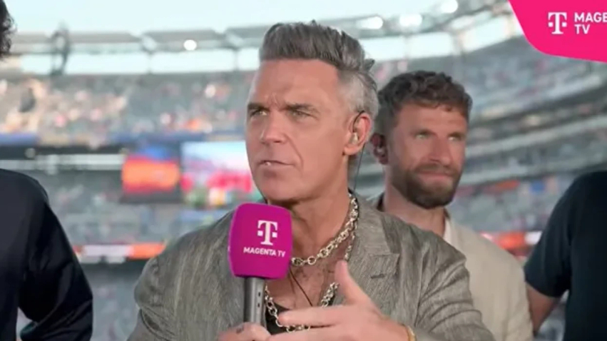 Robbie Williams sqaron videon virale nga intervista në finalen e Botërorit