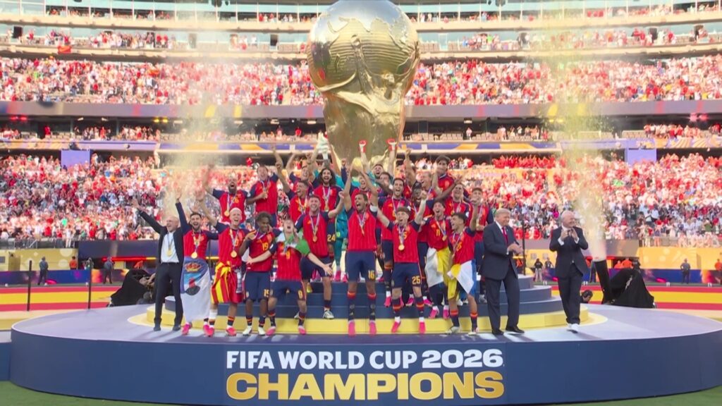 E dorëzon presidenti i SHBA-së, momenti kur Spanja ngre trofeun e kampionit të Botës