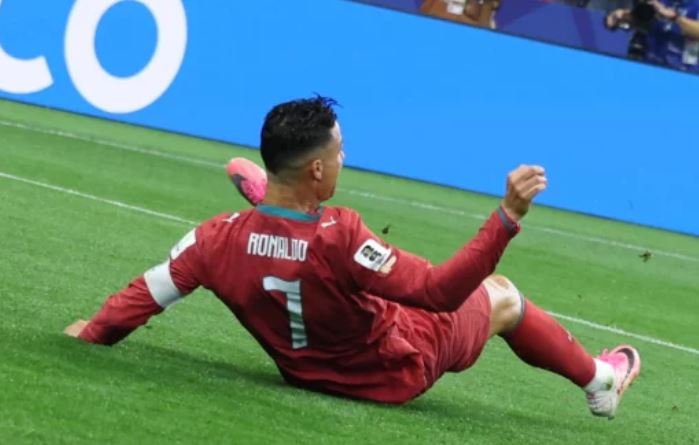 Spanjollët tallen me Cristiano Ronaldon, gjatë ceremonisë së festimeve në Madrid