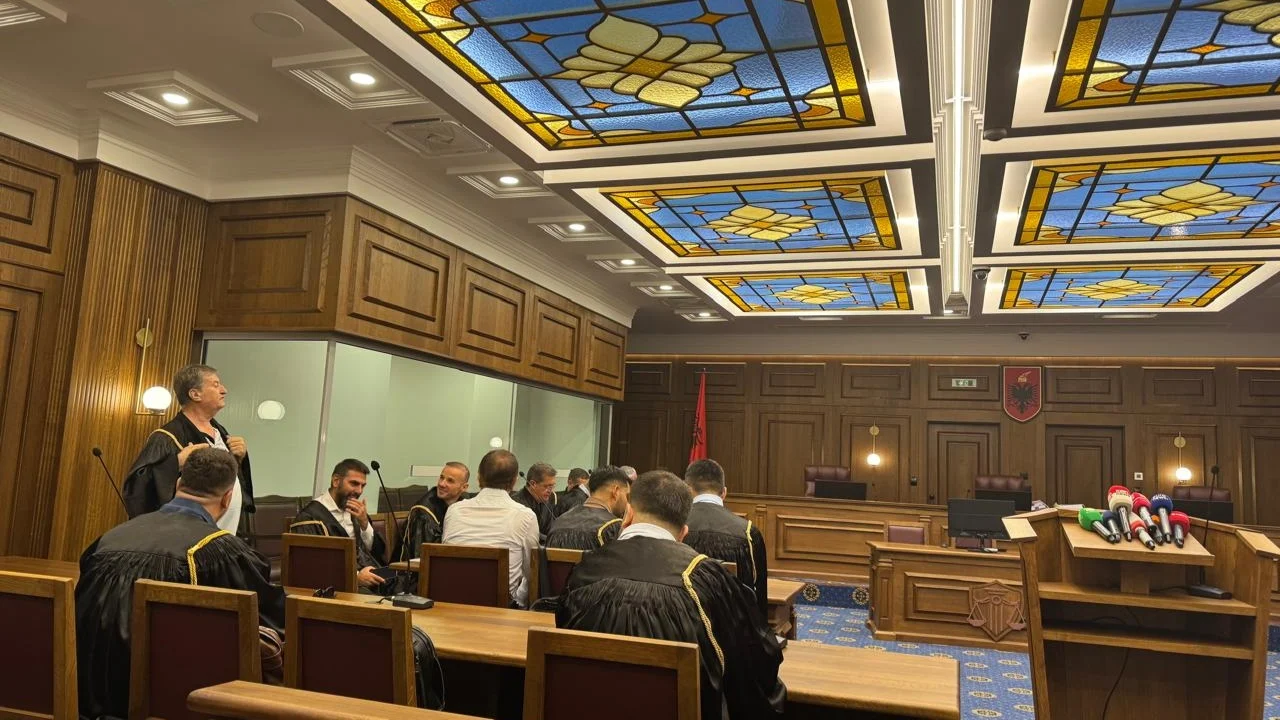 Seanca gjyqësore për dosjen e SPAK, Erion Veliaj dhe mbrojtja e tij mungojnë në gjykatë