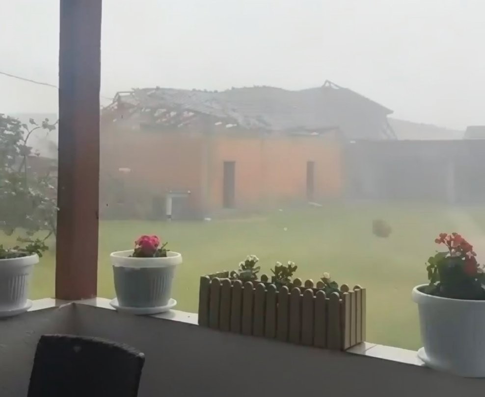 Kapet momenti dramatik kur kulmi i një shtëpie shkëputet nga era - video
