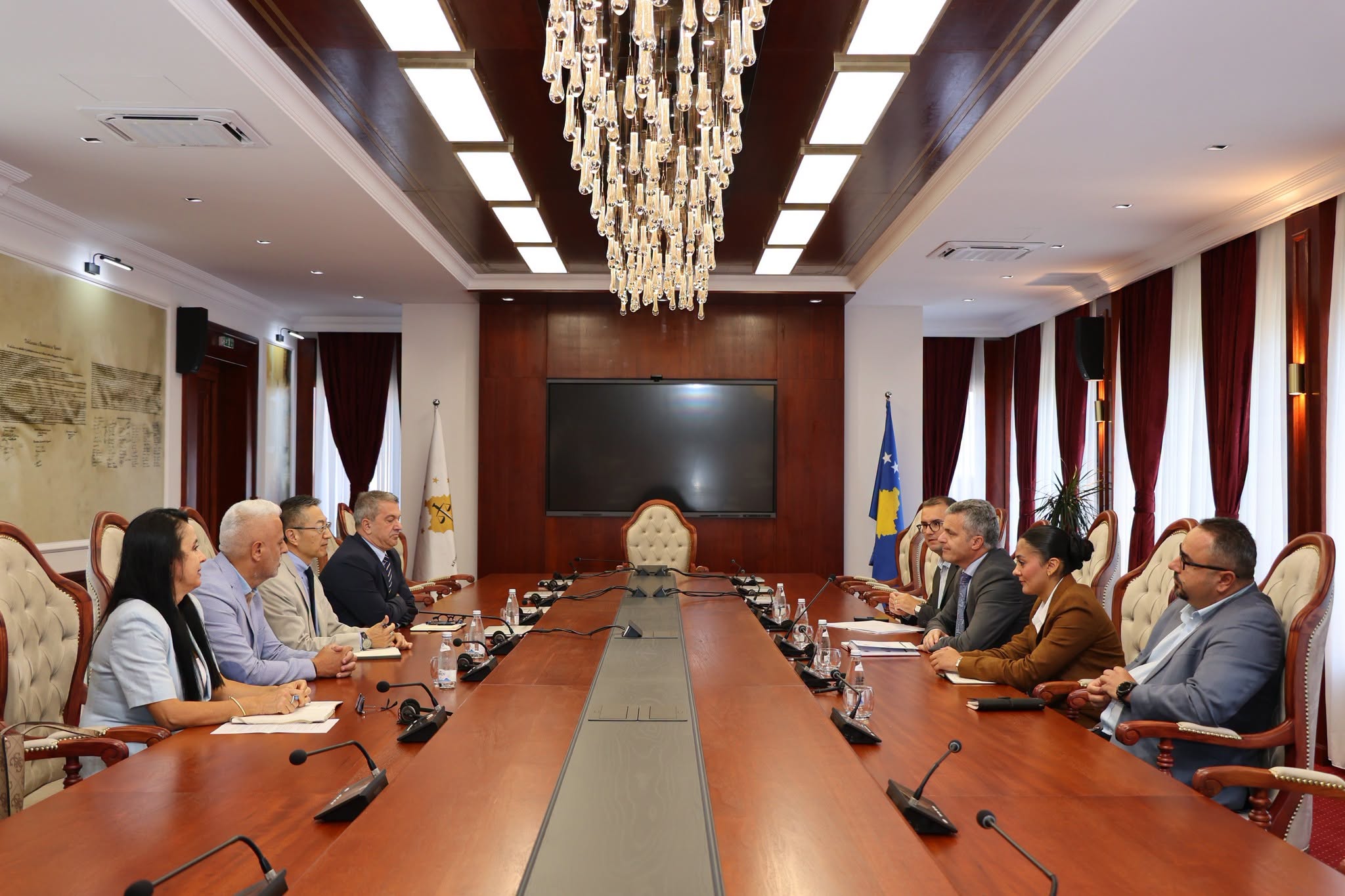 Gashi takon përfaqësuesit e UNMIK-ut, paralajmëron konkurs për prokurorë të rinj